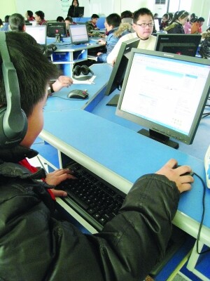 学生利用&ldquo;电子书包&rdquo;，边自学边答题