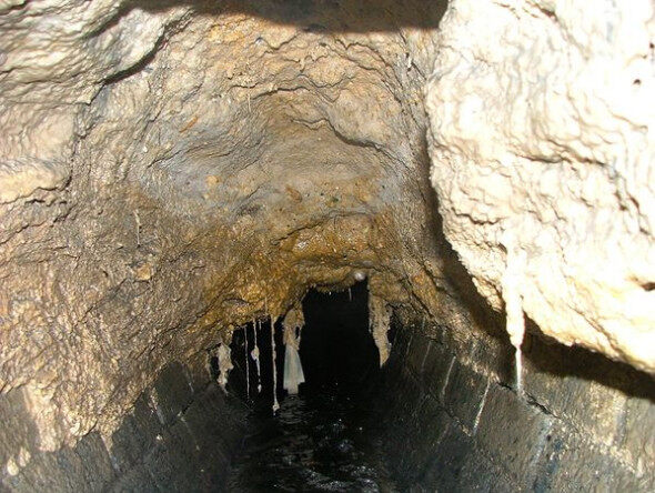 清除前：下水道油脂顶壁(图片提供：Thames Water)
