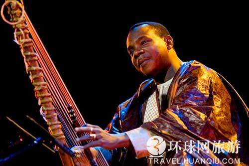 Toumani Diabate 出生于马里,西非传统乐器Kora演奏家,英国BBC电台给予他高度的肯定。 Toumani Diabate 出生于马里,西非传统乐器Kora演奏家,英国BBC电台给予他高度的肯定。