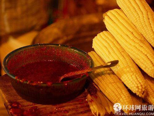 墨西哥人吃辣椒花样百出。把辣椒做成调味汁佐餐是最普遍的一种方法 墨西哥人吃辣椒花样百出。把辣椒做成调味汁佐餐是最普遍的一种方法