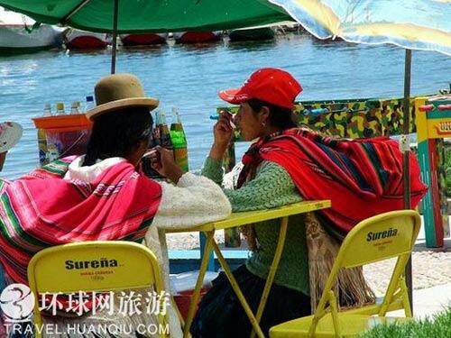 置办这样一套衣服价格不菲,高级点的要花费上千玻利维亚诺 置办这样一套衣服价格不菲,高级点的要花费上千玻利维亚诺