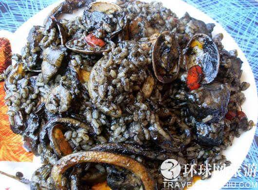 黑色海鲜饭。