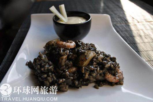 可每当海鲜黑饭端到中国客人面前时，几乎同时大家都面露恐惧