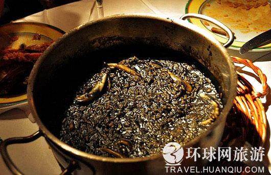 在海鲜饭的系列中还有一种墨鱼汁海鲜饭