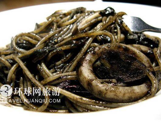 西班牙人在吃黑饭时一般总在饭上面浇一点柠檬汁