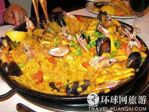 西班牙美食中海鲜饭占有很重要的地位，海鲜饭种类很多，大多以黄色为主