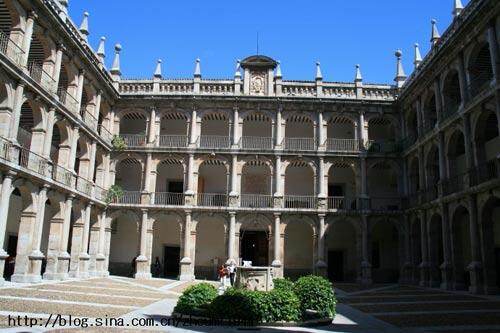 阿尔卡拉大学行政楼中间的圣托马斯庭院,四周一至三层的柱廊给人开放、敞亮的现代大学感觉。 阿尔卡拉大学行政楼中间的圣托马斯庭院,四周一至三层的柱廊给人开放、敞亮的现代大学感觉。