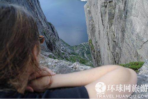 俯身去看,令人不寒而栗。 俯身去看,令人不寒而栗。