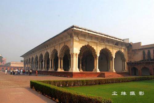 堡内有著名的 “谒见之厅”,是莫卧儿王朝帝王接见大臣、使节的地方。 堡内有著名的 “谒见之厅”,是莫卧儿王朝帝王接见大臣、使节的地方。