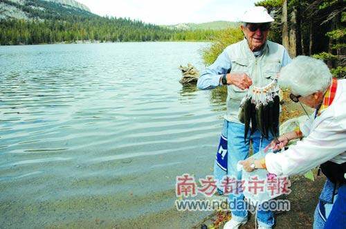 在美国钓鱼需要牌照,这对老夫妇在猛犸湖区收获颇丰。 在美国钓鱼需要牌照,这对老夫妇在猛犸湖区收获颇丰。