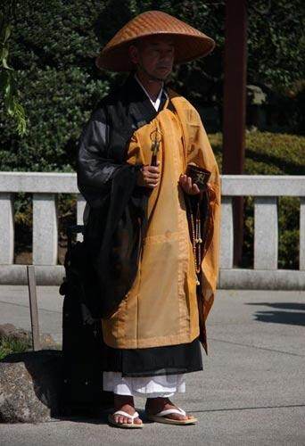在烈日下化缘的游方僧侣 在烈日下化缘的游方僧侣