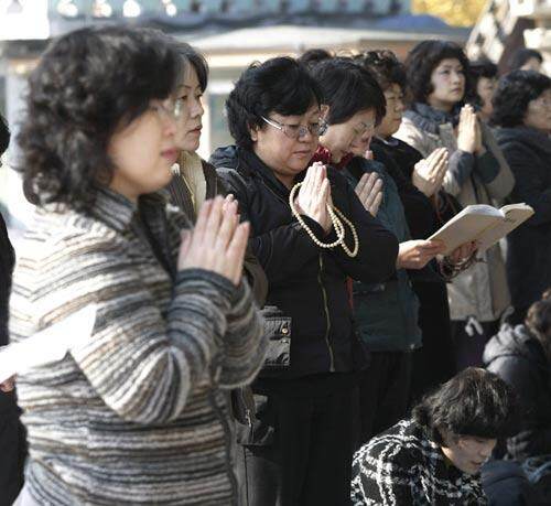 考生的家长在寺庙为孩子们祈福 考生的家长在寺庙为孩子们祈福