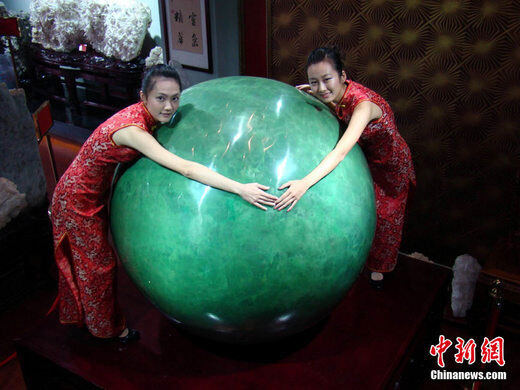 模特拥抱夜明珠