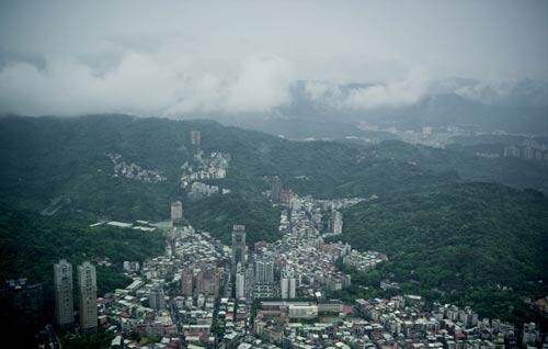 站在101上鸟瞰台北市 站在101上鸟瞰台北市