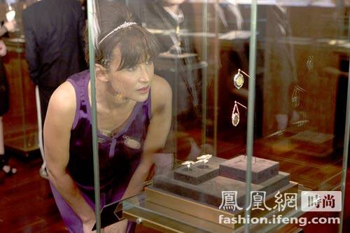 图为CHAUMET代言人苏菲·玛索正认真观赏品牌的古董钟表