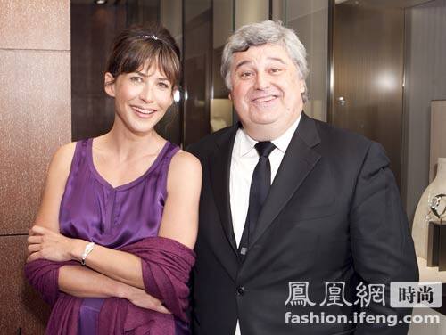 图为CHAUMET全球总裁Mr. Thierry Fritsch和代言人苏菲·玛索在CHAUMET博物馆