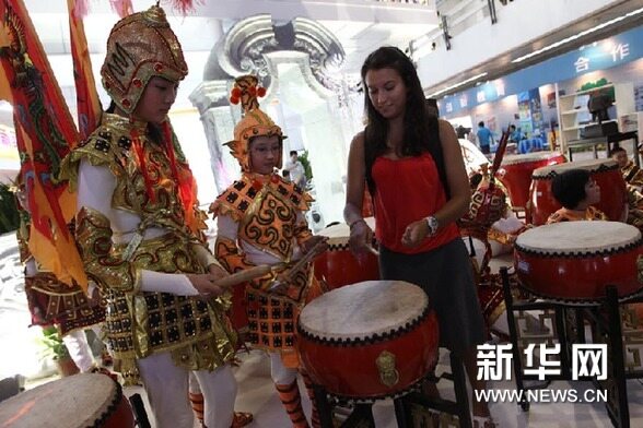 图为，外国友人在博览会上体验京韵文化。新华网 李欣摄
