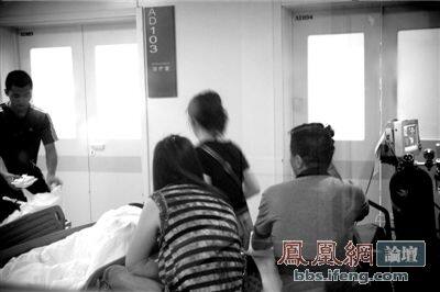 服药学生正在接受治疗，家属围坐在旁边