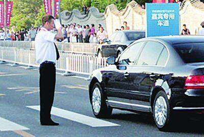 公交专用道被改成了&ldquo;嘉宾专用道&rdquo;。