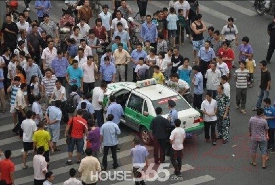 厦门发生的是罢工事件 正常营运出租车被砸 厦门发生的是罢工事件 正常营运出租车被砸
